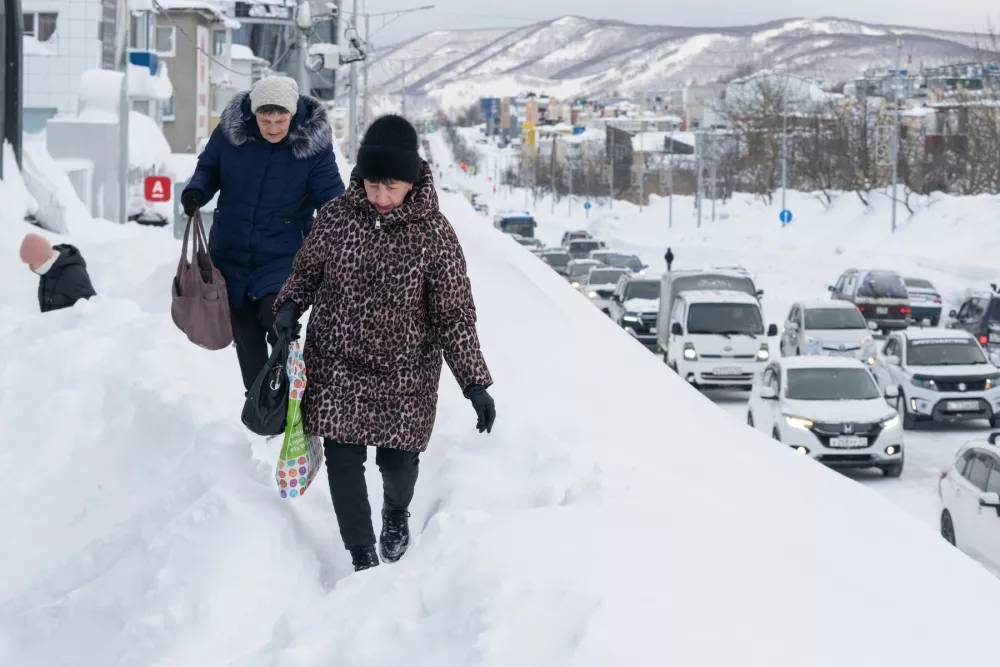 9089984 20.01.2026 Pedestrians make their way through snowdrifts on a street in Petropavlovsk-Kamchatsky, Russia.,Image: 1067604803, License: Rights-managed, Restrictions: Editors' note: THIS IMAGE IS PROVIDED BY RUSSIAN STATE-OWNED AGENCY SPUTNIK., Model Release: no / Foto: Profimedia