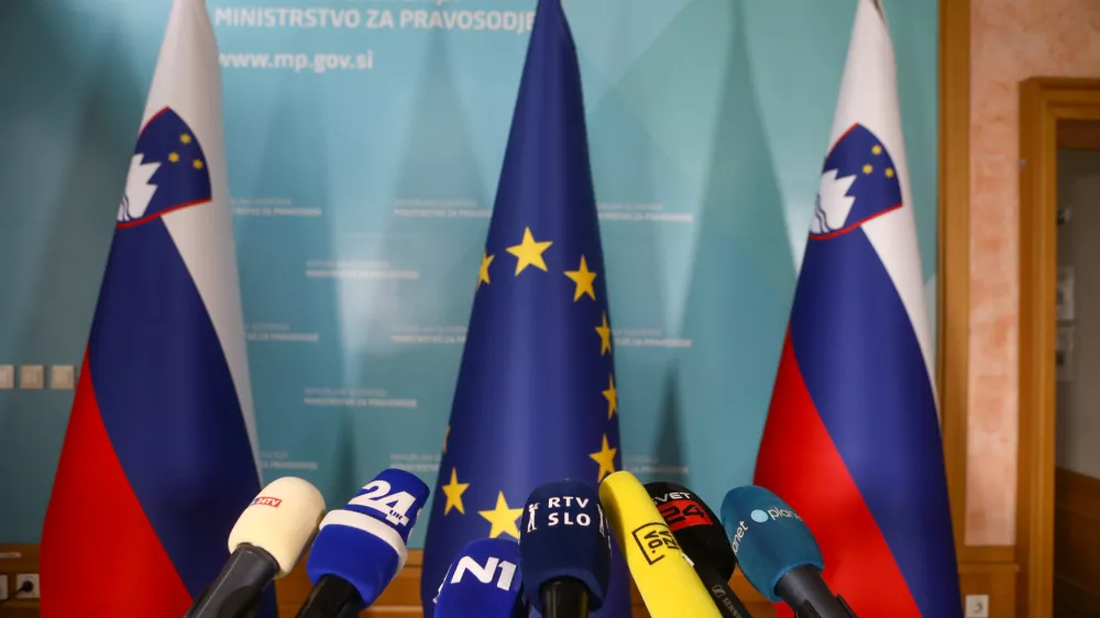 Simbolična fotografija - mediji - novinarji - mikrofoni - medijski zakon15.12.2025 - Ministrica za pravosodje mag. Andreja Kokalj in minister za notranje zadeve Branko Zlobko bosta danes, 15. decembra 2025, podala izjavo za javnost glede primera smrti mo&scaron;kega v Novem mestu konec oktobra letos.Foto: Luka Cjuha