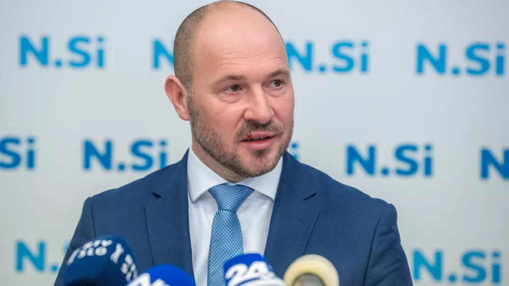 Ljubljana, DZ.Novinarska konferenca predsednikov NSi, SLS in Fokusa Marka Lotrica ob podpisu sporazuma o sodelovanju na drzavnozborskih volitvah.Predsednik NSi Jernej Vrtovec.