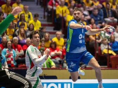 Slovenia's Blaž Janc, right, in action during the 2026 EHF European Men's Handball Championship main round match between Slovenia and Hungary at Malmo Arena, in Malmo, Sweden, Sunday, Jan. 25, 2026. (Johan Nilsson/TT via AP)