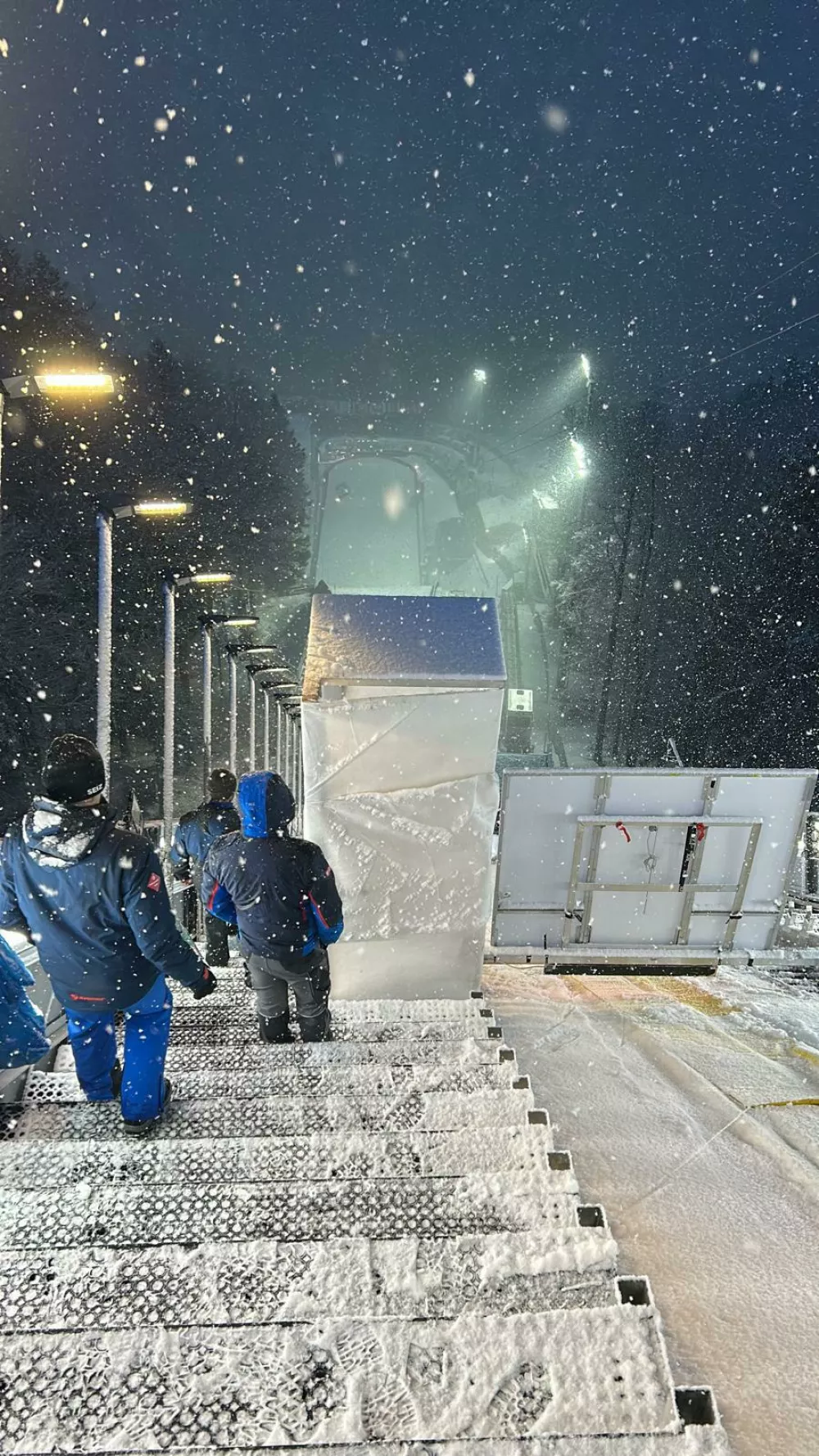 Kabina na katero je Domen Prevc odložil smuči in so kasneje same oddrvele v dolino. Foto: Urban Su&scaron;nik