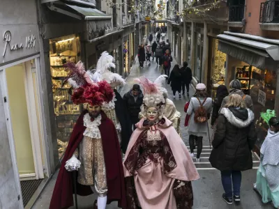 - Benetke - zaradi &scaron;irjenja koronavirusa prepovedane vse javne prireditve, vključno z bene&scaron;kim pustnim karnevalom - 25.02.2020 &ndash; ITALIJA &ndash; Koronavirus - žari&scaron;če koronavirusa v Italiji je v Lombardiji, več okuženih je &scaron;e v Benečiji, ter Emiliji-Romanji - &scaron;tevilo okuženih z virusom SARS-CoV-2 na evropskih tleh se je povzpelo na 229 in doslej zahteval sedem življenj, //FOTO: Jaka Gasar