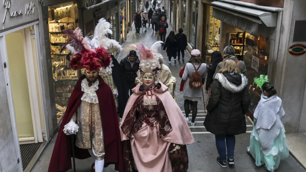 - Benetke - zaradi &scaron;irjenja koronavirusa prepovedane vse javne prireditve, vključno z bene&scaron;kim pustnim karnevalom - 25.02.2020 &ndash; ITALIJA &ndash; Koronavirus - žari&scaron;če koronavirusa v Italiji je v Lombardiji, več okuženih je &scaron;e v Benečiji, ter Emiliji-Romanji - &scaron;tevilo okuženih z virusom SARS-CoV-2 na evropskih tleh se je povzpelo na 229 in doslej zahteval sedem življenj, //FOTO: Jaka Gasar