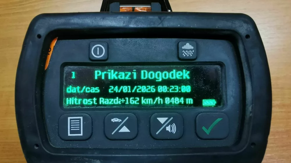 Voznik je izgubil vozni&scaron;ki izpit, ker je izven naselja v Ribnici vozil s hitrostjo 162 kilometrov na uro. 