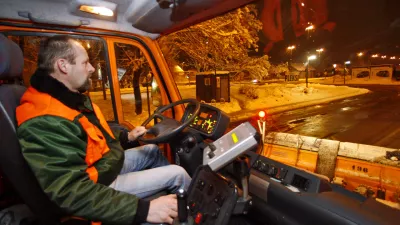 delavec KPL - voznik - - zimska služba KPL - Komunalno podjetjje Ljubljana - pluženje - sneg - zima 2013//FOTO: Tomaž Skale