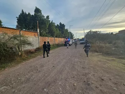 Policisti posredujejo v bližini nogometnega igri&scaron;ča v kraju Salamanca, kjer je pri&scaron;lo do streljanja. Foto: Profimedia