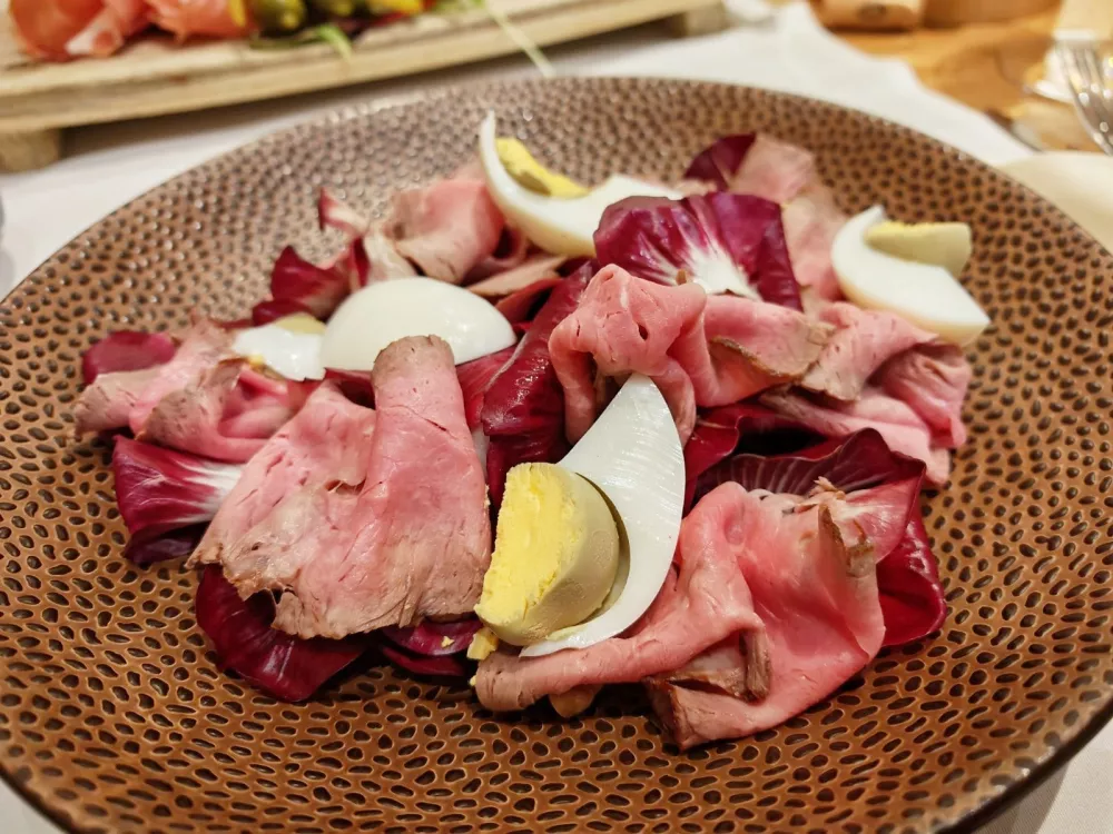 Gori&scaron;ka vrtnica z jajcem in rostbifom, Gostilna pri hrastu