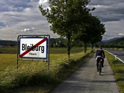 Pliberk - dvojezična tabla - ilustrativna fotografija- Avstrijska Koro&scaron;ka 2010 - slovenska majn&scaron;ina//FOTO: Bojan Velikonja OPOMBA: ZA OBJAVO V PRILOGI &ndash; DNEVNIKOV OBJEKTIV - REPORTAŽA