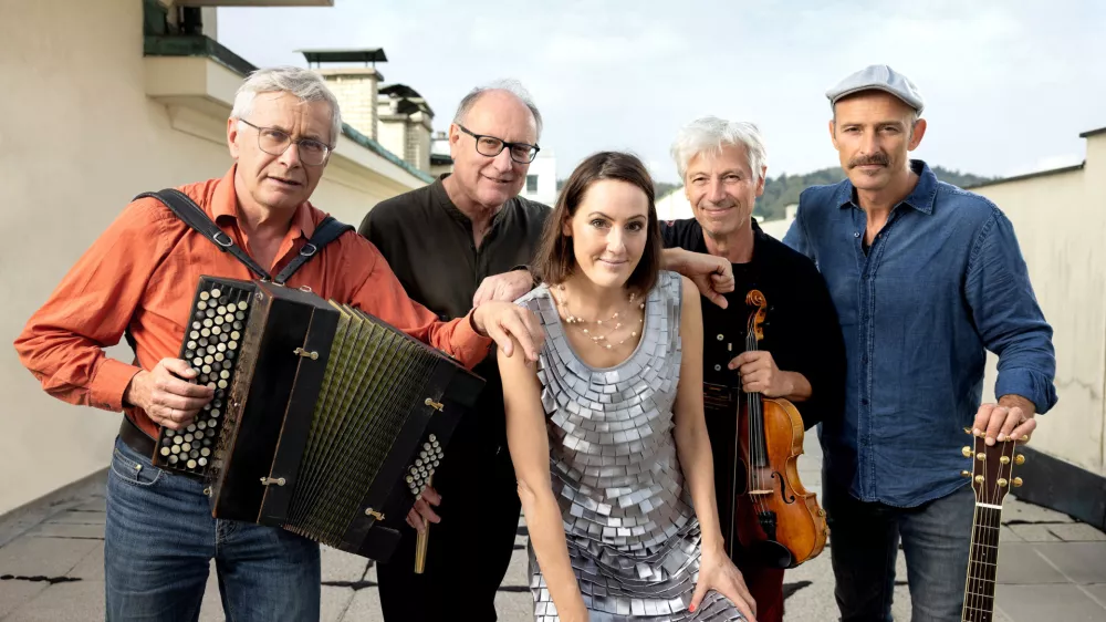 Aniada a Noar (Andreas Safer, Wolfgang Moitz, Lothar L&auml;sser), Brina Vogelnik in Metod Banko Foto: Nada Žgank