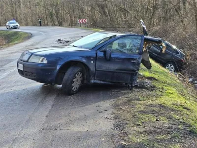 Trčenje je bilo tako silovito, da je avto razklalo na dva dela.