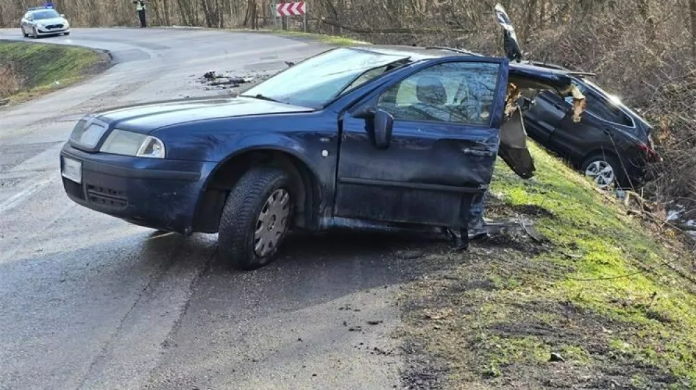 Trčenje je bilo tako silovito, da je avto razklalo na dva dela.