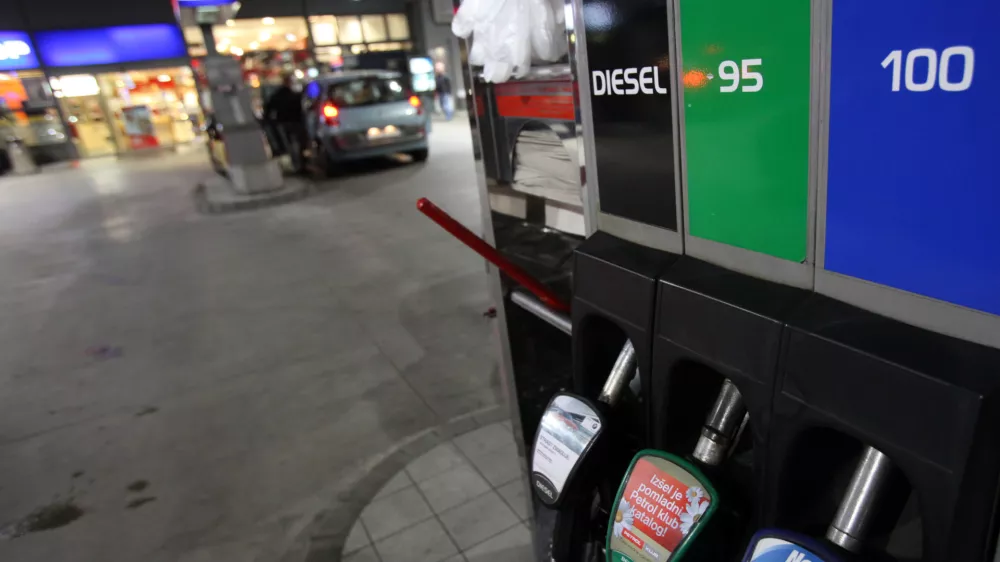 bencinska črpalka Petrol, gorivo - Euro diesel - Euro super 95 - - Euro plus 98 - bencin- podražitev bencina - cene goriv na bencinskih črpalkah bistveno vi&scaron;je//FOTO: Luka Cjuha
