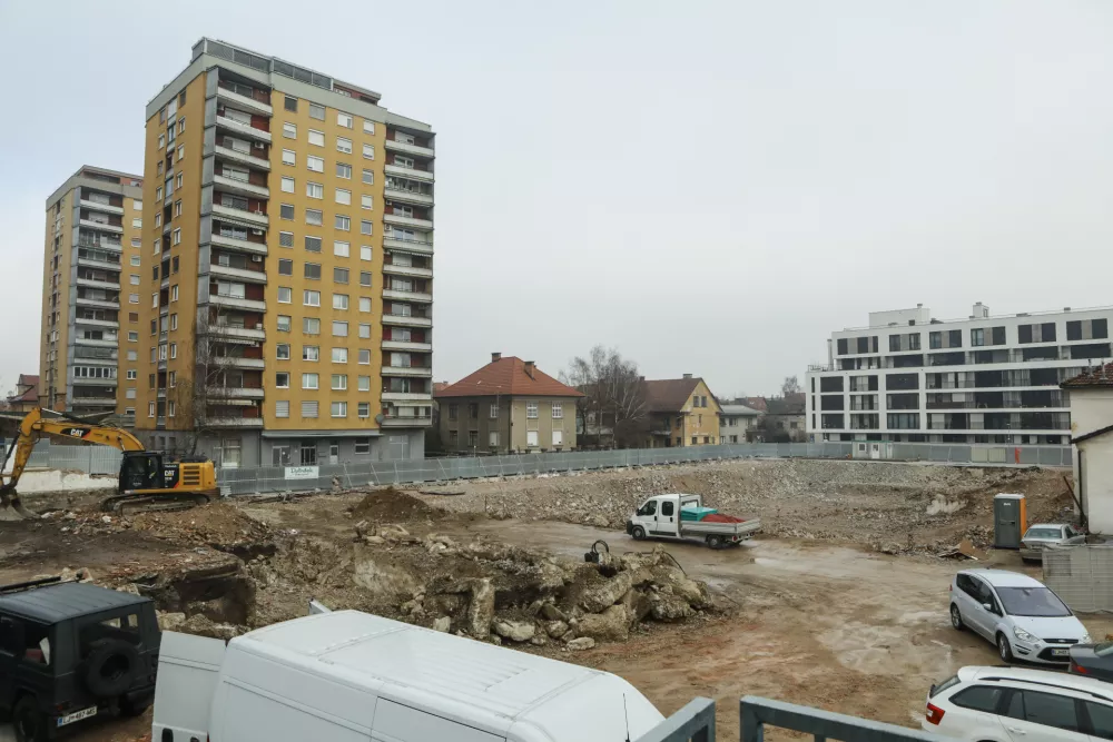 - 30.01.2020 - predstavitev gradnje - stanovanjsko-poslovna soseska Bellevue Living - gradbi&scaron;če - gradnja 70 stanovanj na območju med Frankopansko, Gubčevo, Žibertovo ulico in Celov&scaron;ko cesto na območju nekdanjega Unionovega skladi&scaron;ča v Ljubljani &Scaron;i&scaron;ka //FOTO: Luka Cjuha.