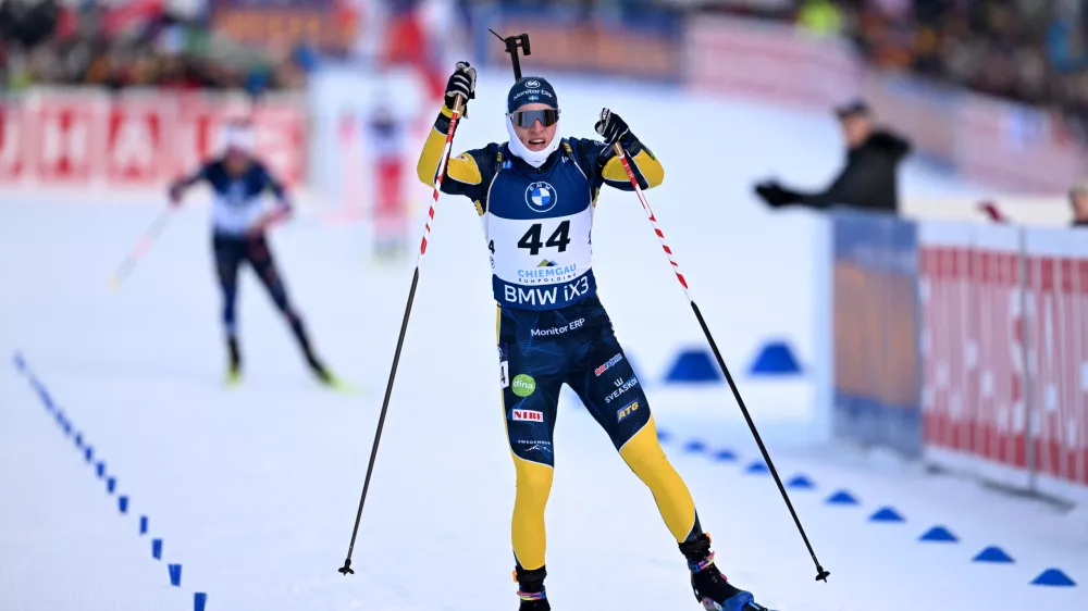 FILED - 17 January 2026, Bavaria, Ruhpolding: Sweden's winner Sebastian Samuelsson crosses the finish line of the Men's 10 km sprint competition of the IBU&nbsp;Biathlon World Cup. Photo: Sven Hoppe/dpa