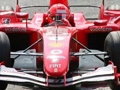 Ferrari's world champion Michael Schumacher of Germany races through a chicane during the Italian Grand Prix in Monza September 4, 2005. Ferrari's seven times world champion Michael Schumacher failed to score a point for the second race in a row and was mathematically ruled out of title contention for the first time since 1999, ending Formula One's longest reign. The German, a sad 10th in front of a far smaller crowd than usual at Ferrari's home circuit, has been champion since 2000. REUTERS/Stefano Rellandini