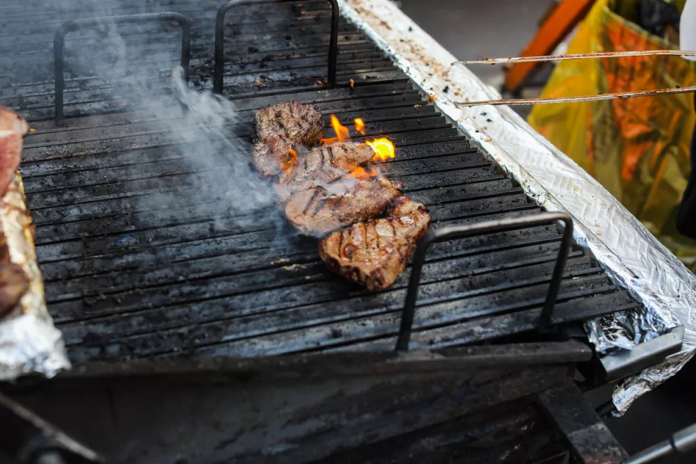peka mesa na žaru- 09.10.2020 &ndash;Zadnja Odprta kuhna v letu 2020. //FOTO: Bojan Velikonja
