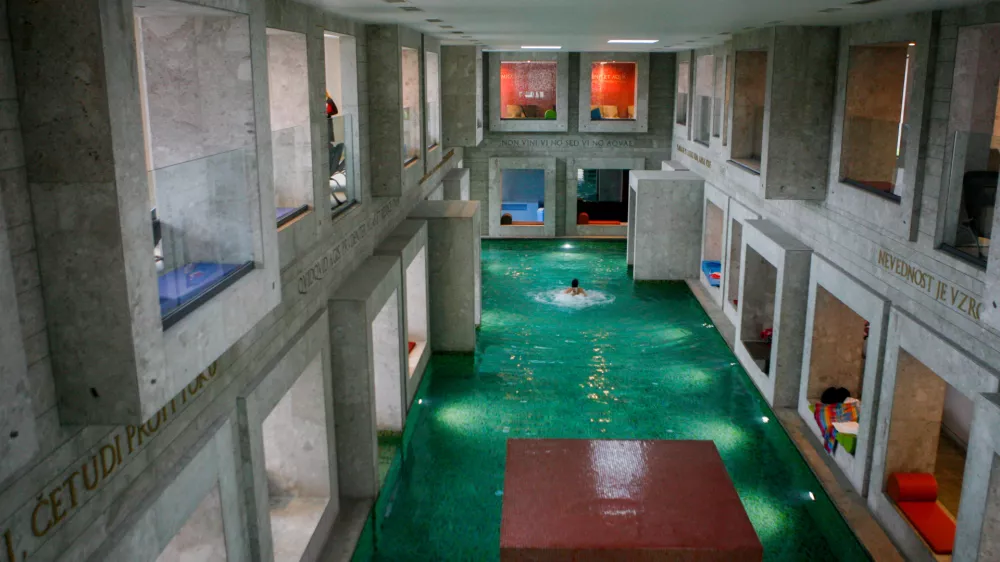 bazen- Rimske Toplice 2014 - Zdravili&scaron;če Rimske terme, zdravje, turizem d. o. o. - od 3.3.2014 lastnik podjetje Terme Resort v lasti moskovskega podjetnika Valerija Arakelova, ki je kot edini dražitelj kupilo družbo v stečaju za 8,5 milijona evrov     //FOTO: Bojan Velikonja