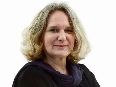 Mateja A Hrastar- Redakcija Dnevnik 2024 - portreti za komentarje in kolumne - kolumnisti - komentatorji &ndash; novinarji - portret //FOTO: Luka Cjuha