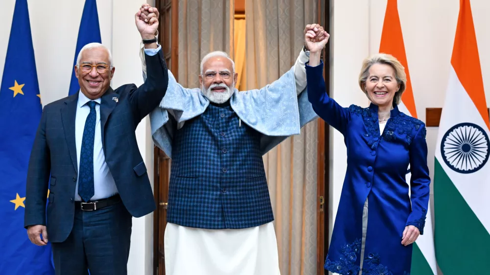 HANDOUT - 27 January 2026, India, New delhi: (L-R) Antonio Costa, president of the European Council, Narendra Modi, India's prime minister, and Ursula von der Leyen, president of the European Commission raise their joined hands as they pose for photographs at Hyderabad House. Photo: -/European Council/dpa - ATTENTION: editorial use only and only if the credit mentioned above is referenced in full