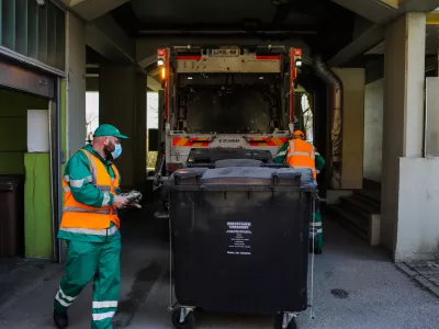- ločevanje odpadkov &ndash;- reciklaža -- odpadki &ndash; smeti - - 11.03.2020 - Odvoz me&scaron;anih odpadkov v naselju BS3 v Ljubljani. Podjetje Snaga. //FOTO: Bojan Velikonja