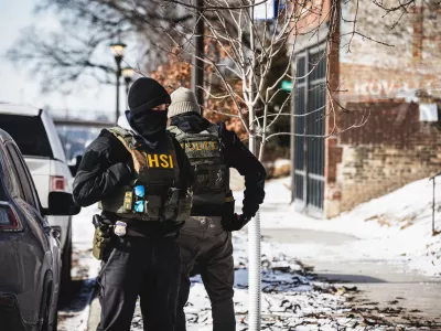26 January 2026, US, St. PaulImmigration and Customs Enforcement (ICE)agents knock on doors as part of the Operation Metro Surge immigration crackdown in St. Paul, Minnesota. PhotoDave Decker/ZUMA Press Wire/dpa