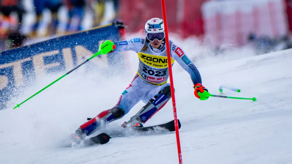 FILED - 16 February 2025, Austria, Saalbach-Hinterglemm: Norway's Henrik Kristoffersen in action during the first run of the men's slalom competition if the FIS Alpine Ski World Cup in Salzburg. Kristoffersen has said that he plans to continue until the 2030 Olympics. Photo: Jens B&uuml;ttner/dpa