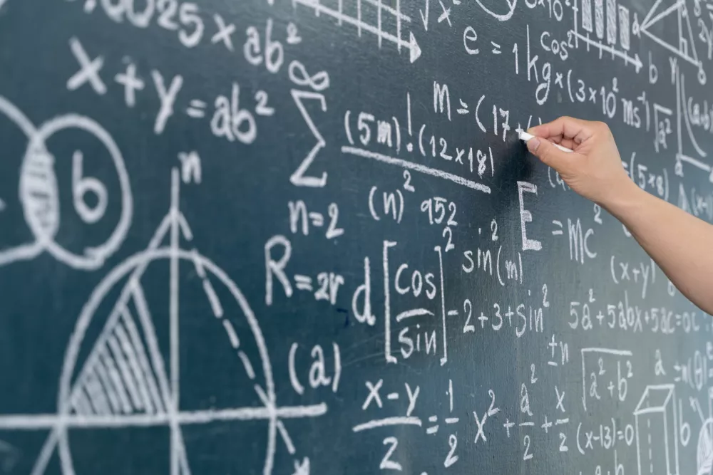 Umetna inteligenca ima neverjeten potencial. Tak&scaron;no računanje na tabli bo kmalu preteklost. / Foto: Istock