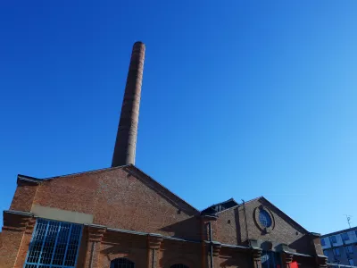 opečnata zgradba, ki ima 40 metrov visok dimnik- 03.04.2015 - Stara mestna elektrarna &ndash; Elektro Ljubljana (SMEEL) - mestno elektrarno so postavili leta 1898 in je bila prva elektrarna v Ljubljani in druga v Sloveniji, ki je proizvajala elektriko vse do leta 1960. - Slom&scaron;kova ulica 18 - //FOTO: Bojan Velikonja