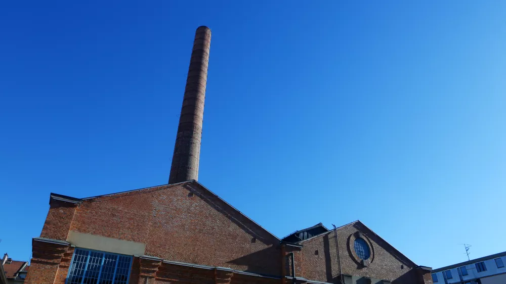 opečnata zgradba, ki ima 40 metrov visok dimnik- 03.04.2015 - Stara mestna elektrarna &ndash; Elektro Ljubljana (SMEEL) - mestno elektrarno so postavili leta 1898 in je bila prva elektrarna v Ljubljani in druga v Sloveniji, ki je proizvajala elektriko vse do leta 1960. - Slom&scaron;kova ulica 18 - //FOTO: Bojan Velikonja