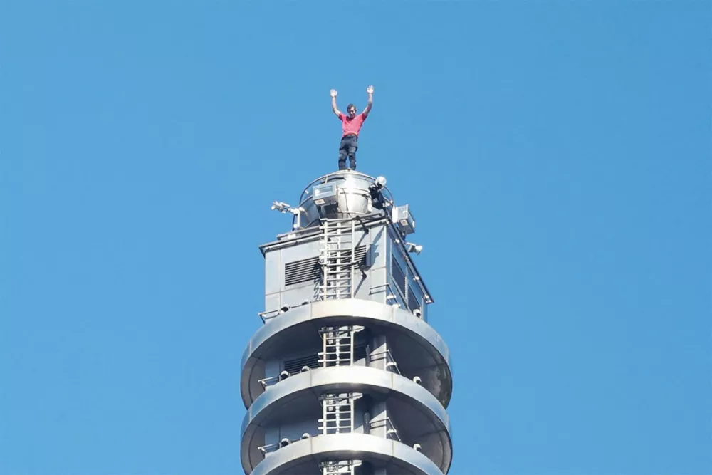 Zmagoslavni dvig rok Alexa Honnolda na vrhu stavbe.&nbsp;/ Foto: Profimedia