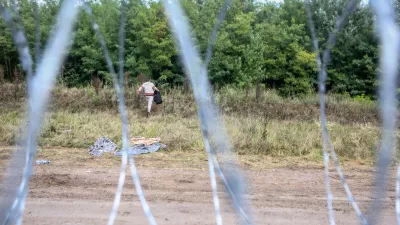 - 26.08.2015 - Madžarska - Hordos - madžarsko-srbska meja - migranti iz Sirije so prerezali ograjo in vstopili v EU - madžari so za zajezitev prebežnikov na meji s Srbijo zgradili žičnato ograjo -- Begunci 2015 - migracije po zahodni balkanski poti - migracijska pot beguncev iz Sirije, Afganistana in Iraka čez Balkan proti zahodni Evropi - evropska begunska kriza - migranti -     //FOTO: Bojan VelikonjaOPOMBA: ZA OBJAVO V PRILOGI – DNEVNIKOV OBJEKTIV - REPORTAŽA 2015 -