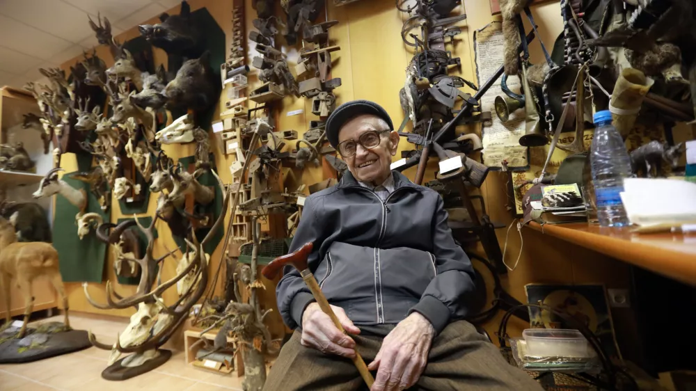 Nenavadno življenje 97-letnega Staneta: Spal v krsti, lovil znanje, prepariral živali