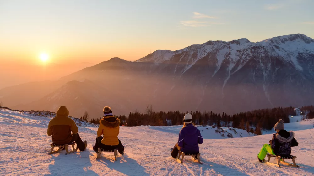 Adrenalinski večeri na snegu: začenja se nočno sankanje