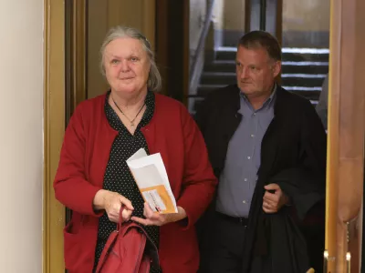 Damjana Pavlin očitkov iz zasebne kazenske obtožbe na predobravnavnem naroku ni priznala, zato jo čaka sojenje. Zastopa jo zagovornik Matjaž Markelj.