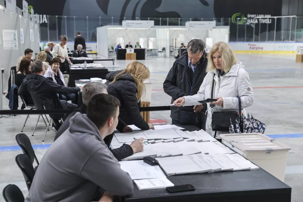 - 07.05. 2025 - predčasne volitve - referendum - voli&scaron;če Omnia//FOTO: Jaka Gasar