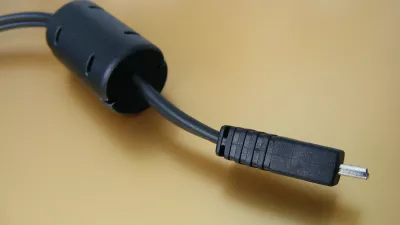 Feritno jedro na polnilnem kablu.
