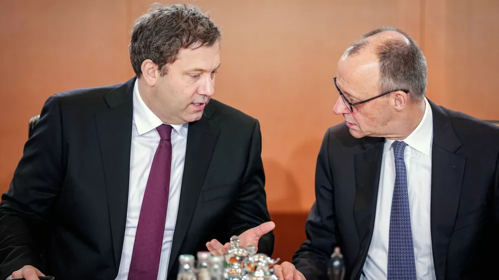 28 January 2026, Berlin: Lars Klingbeil (L), German Minister of Finance, Vice-Chancellor, and German Chancellor Friedrich Merz take part in the meeting of the Federal Cabinet in the Federal Chancellery. Photo: Kay Nietfeld/dpa