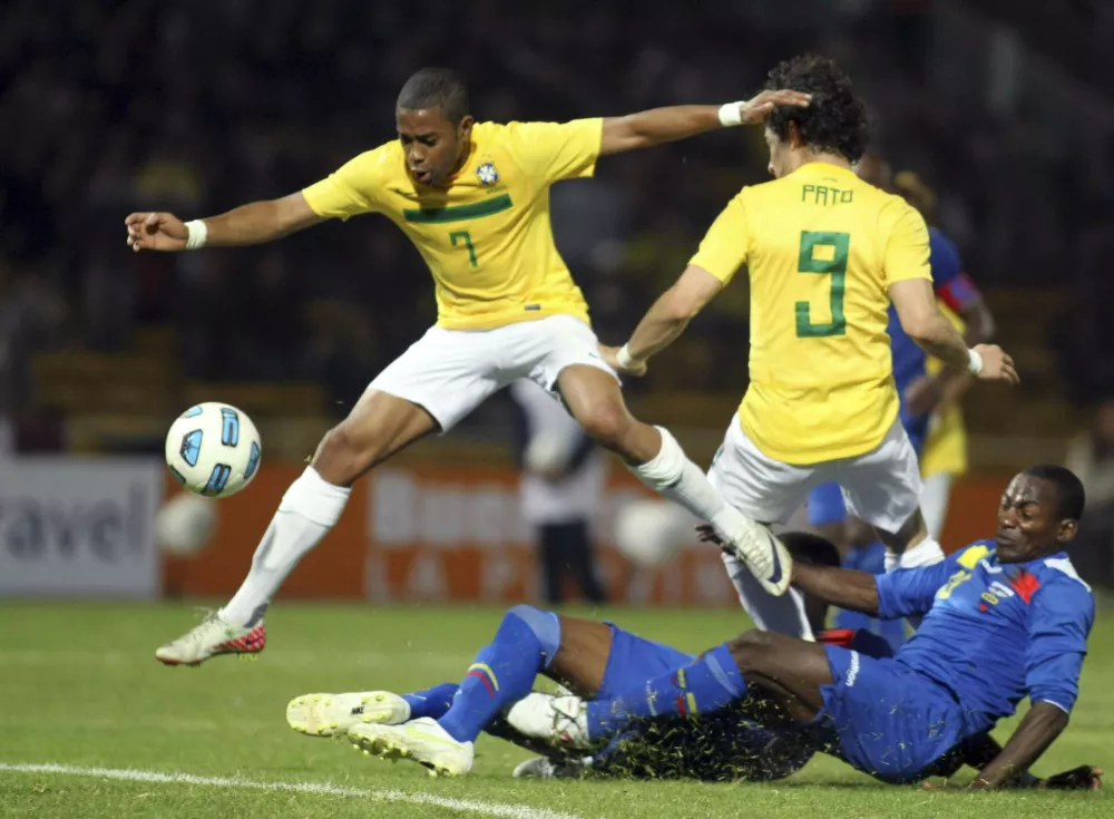 REFILE - CLARIFYING CAPTIONThe ball passes Brazil's Robinho (L) and Alexandre Pato (9) and Ecuador's Neicer Reasco (bottom) to enter the net for Brazil's third goal during the first round of the Copa America soccer tournament against Ecuador in Cordoba July 13, 2011. REUTERS/Jorge Adorno (ARGENTINA - Tags: SPORT SOCCER) / Foto: Jorge Adorno