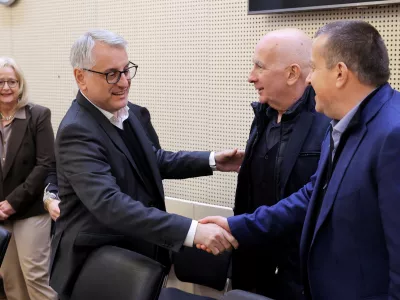 Ljubljana, vlada.Srecanje predsednika vlade s predstavniki gospodarskih zdruzenj in organizacij.Minister za gospodarstvo, turizem in sport Matjaz Han, ustanovitelj in lastnik podjetja Akrapovic Igor Akrapovic in predsednik Kluba slovenskih podjetnikov Joc Pececnik.