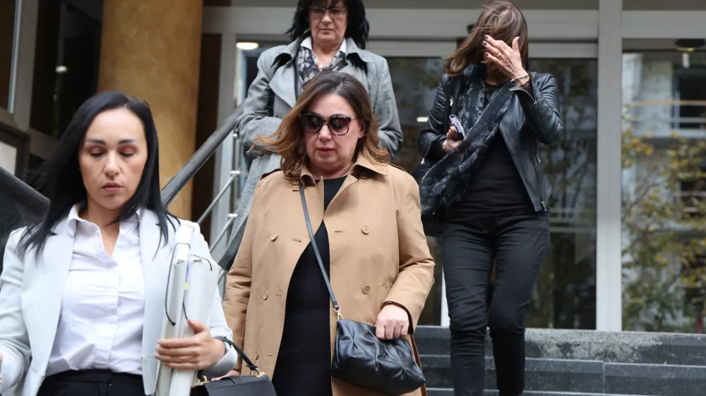 Kostova mama ob odhodu s sodi&scaron;ča. Foto: Pixsell