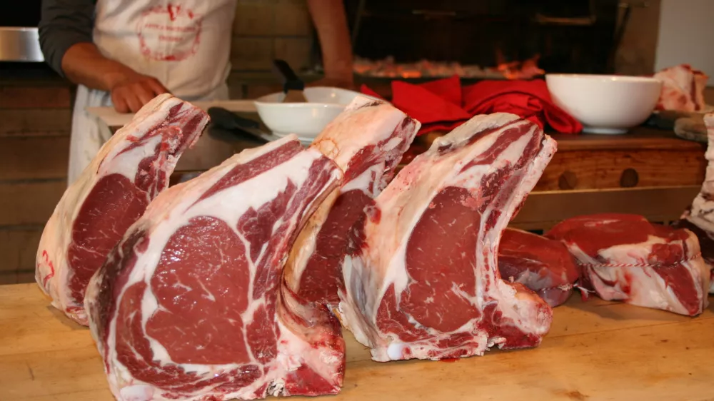 Florentinski zrezek. Florentinski zrezki morajo pred pečenjem več ur stati na sobni temperaturi, da se tudi v notranjosti mesa temperatura zvi&scaron;a.