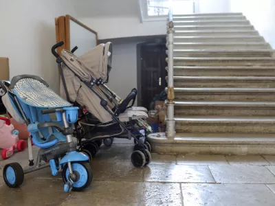 - simbolična fotografija - otro&scaron;ki voziček, otrok, družina, rodnost- 06.05.2022 - Slavina pri Postojni &ndash; ukrajinske sirote v Sloveniji &ndash; sprejem 20 ukrajinskih otrok &ndash; sirot in otrok brez star&scaron;evske skrbi iz luganske siroti&scaron;nice starih od enega do sedem let, ter tri zdravnice, več medicinskih sester in vzgojiteljic ter njihovih otrok - vojna v Ukrajini - ukrajinski otroci /FOTO: Jaka Gasar