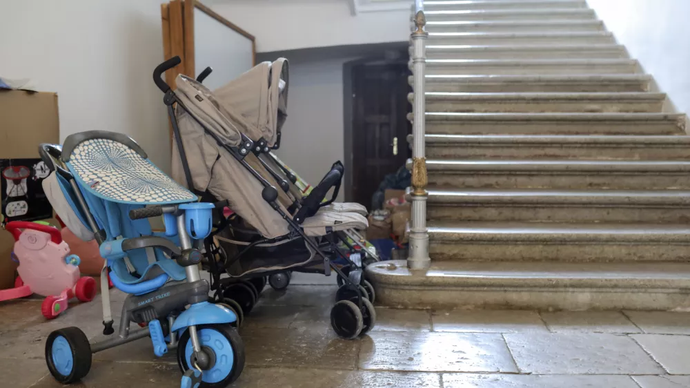 - simbolična fotografija - otro&scaron;ki voziček, otrok, družina, rodnost- 06.05.2022 - Slavina pri Postojni &ndash; ukrajinske sirote v Sloveniji &ndash; sprejem 20 ukrajinskih otrok &ndash; sirot in otrok brez star&scaron;evske skrbi iz luganske siroti&scaron;nice starih od enega do sedem let, ter tri zdravnice, več medicinskih sester in vzgojiteljic ter njihovih otrok - vojna v Ukrajini - ukrajinski otroci /FOTO: Jaka Gasar