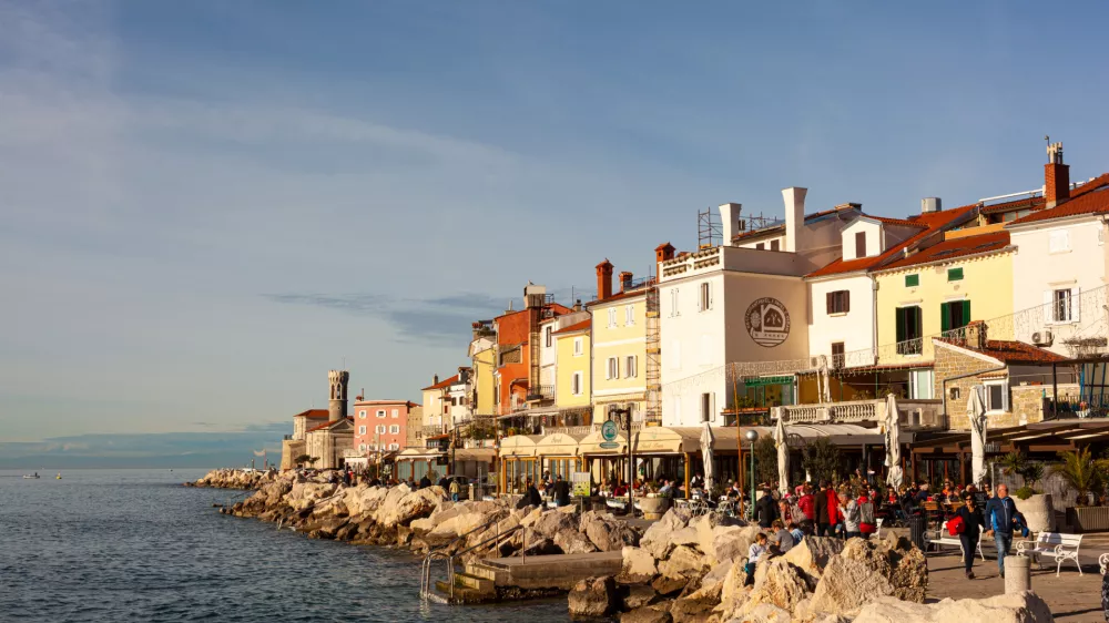 V Piranu bo po napovedih sončno. Pihala naj bi rahla burja.