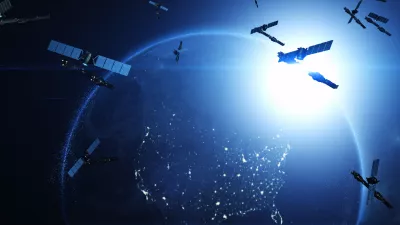 Zemljo obkrožajo &scaron;tevilni objekti, ki bodo prej ali slej padli nazaj nanjo. / Foto: Istock