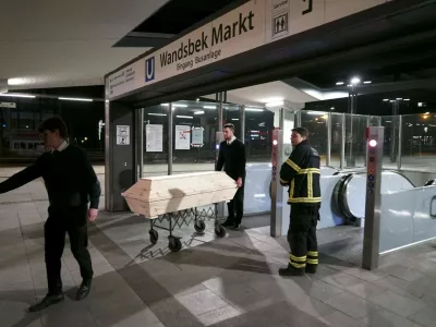 Policisti in gasilci so bili hitro na prizori&scaron;ču, vendar pomoči ni bilo več. / Foto: Profimedia