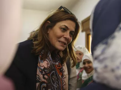 Syrian Minister of Social Affairs and Labor Hind Kabawat, speaks with children during her visit to Al-Yasamin orphanage center, in Idlib city, north Syria, Monday, April 28, 2025. (AP Photo/Ghaith Alsayed) / Foto: Ghaith Alsayed