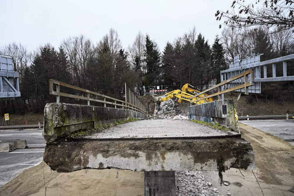 gradbi&scaron;če - simbolična fotografijagradnjaavtocesta avtoceste31.01.2025 - Nadhod Koseze - Ledarska - ru&scaron;enje nadhodaFoto: Nik Erik Neubauer