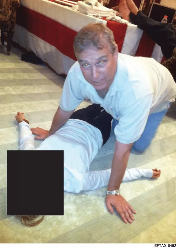 EDS NOTE: GRAPHIC CONTENT - This undated photo, released and redacted by the U.S. Department of Justice as part of the Jeffrey Epstein files, shows Andrew Mountbatten-Windsor, formerly known as Prince Andrew, leaning over an unidentified person. (U.S. Department of Justice via AP) / Foto: 