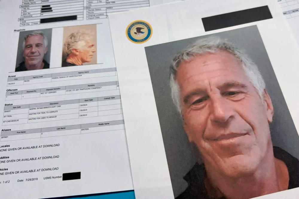 FILE - Documents that were included in the U.S. Department of Justice release of the Jeffrey Epstein files are photographed Friday, Jan. 2, 2026. (AP Photo/Jon Elswick, File) / Foto: Jon Elswick